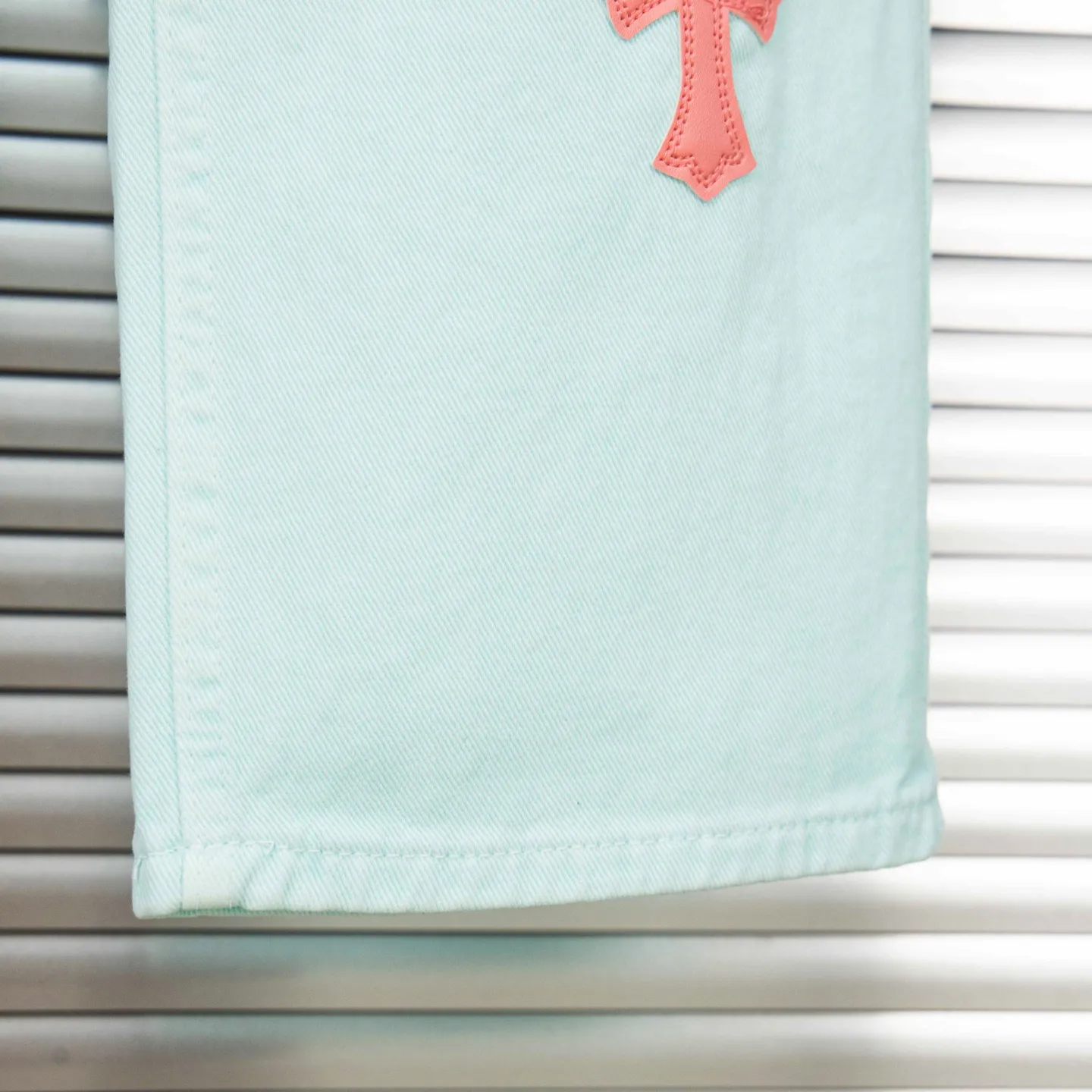 P240 (high version, running quantity) Chrome Hearts light blue blue pants, pink and blue patchwork leather couple's best friend jeans. CH jeans need to be washed and then disassembled and hand-made with sheepskin cross leather and then spliced ​​to complete. The whole process is not clear. The patchwork cross pattern is embellished, and the high-waisted washed jeans! ! Absolutely high-end luxury products, god-level single products and super popular products, made with top heavy industry, a must-see magic weapon. Customized hardware. The fabric is thick and soft after washing. It has good breathability. Customized small leather label. Unique design. The details are simple and elegant, and the workmanship is exquisite. The entire trousers are neatly routed and the details are in place! It’s so cool that both men and women can easily control the genderless trend! Style number: 1817# Color: Picture color Size: 28 30 32 34 36